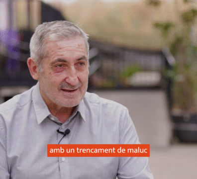 Hombre hablando sobre salud y trasplante hepático.