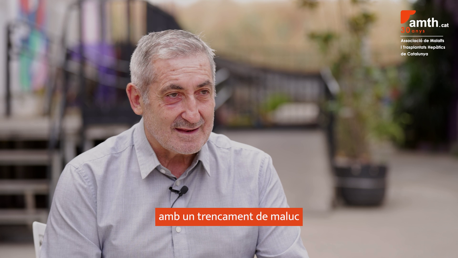 Hombre hablando sobre salud y trasplante hepático.