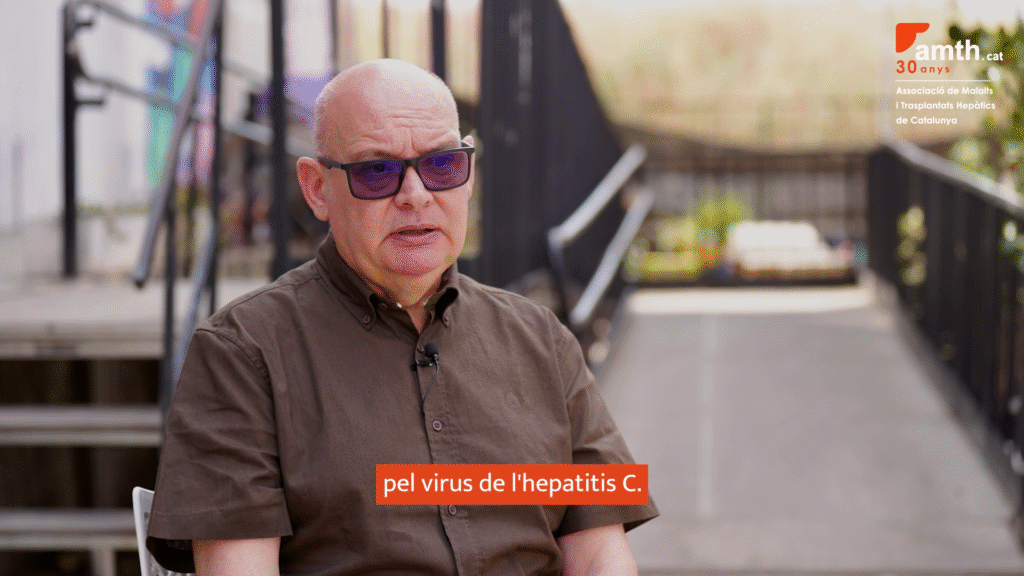 hombre hablando en una entrevista sobre hepatitis C y el trasplante hepático.