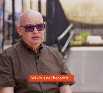 hombre hablando en una entrevista sobre hepatitis C y el trasplante hepático.