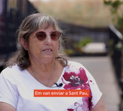 Mujer hablando sobre su experiencia con el trasplante hepático.