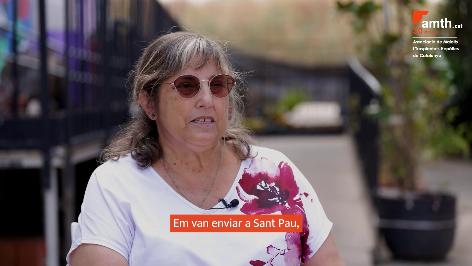 Mujer hablando sobre su experiencia con el trasplante hepático.