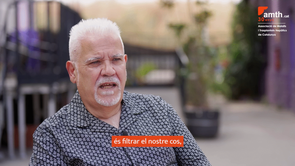 Hombre sentado al aire libre en una entrevista hablando sobre trasplante hepático y salud.