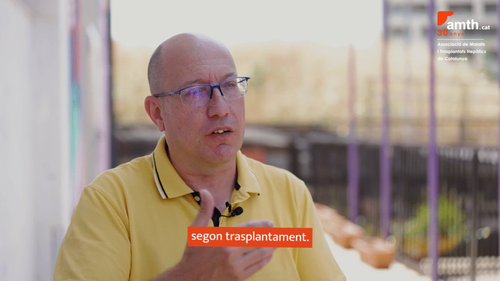 Home parlant sobre trasplants hepàtics, mèdics.