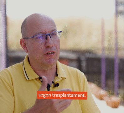 Home parlant sobre trasplants hepàtics, mèdics.