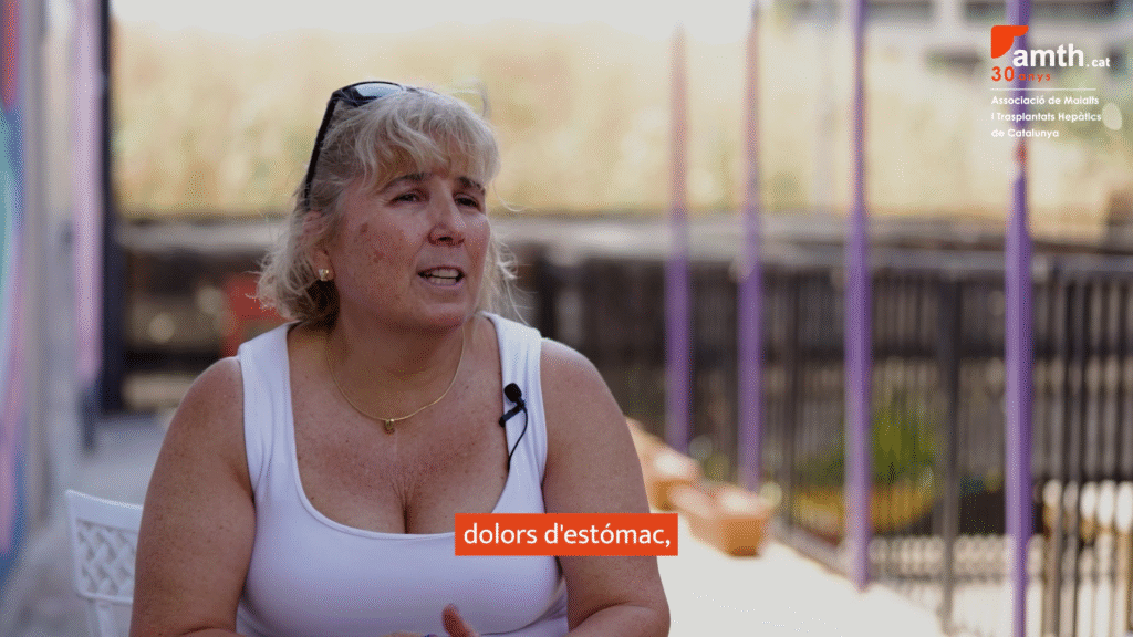 mujer hablando sobre salud y bienestar y trasplante hepático