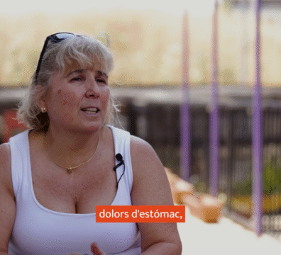 mujer hablando sobre salud y bienestar y trasplante hepático