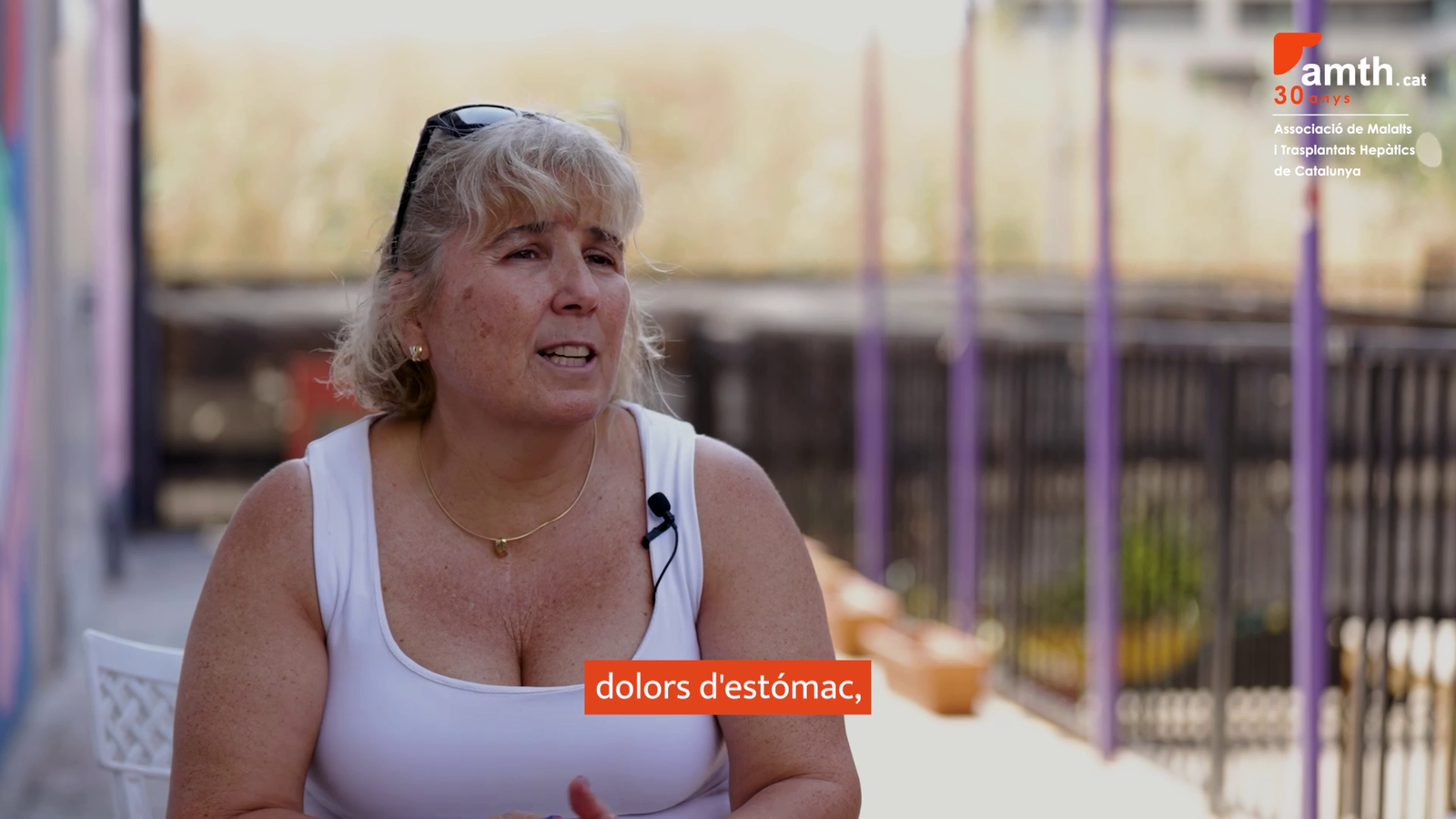 mujer hablando sobre salud y bienestar y trasplante hepático