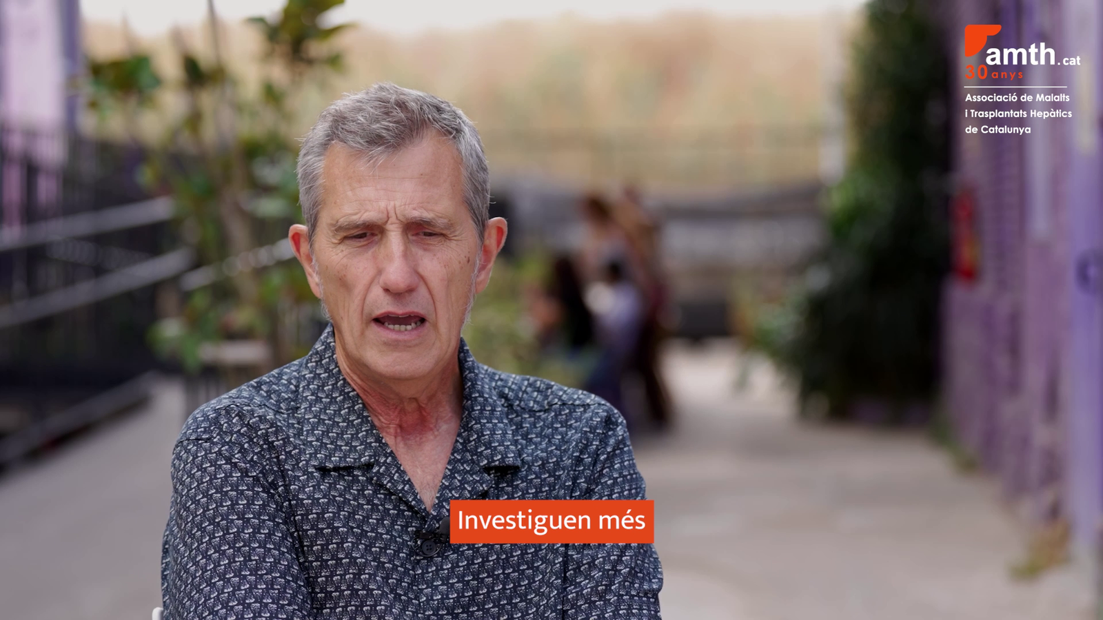 Entrevista en un entorno natural a un hombre hablando sobre la donación de órganos, sangre y tejidos.