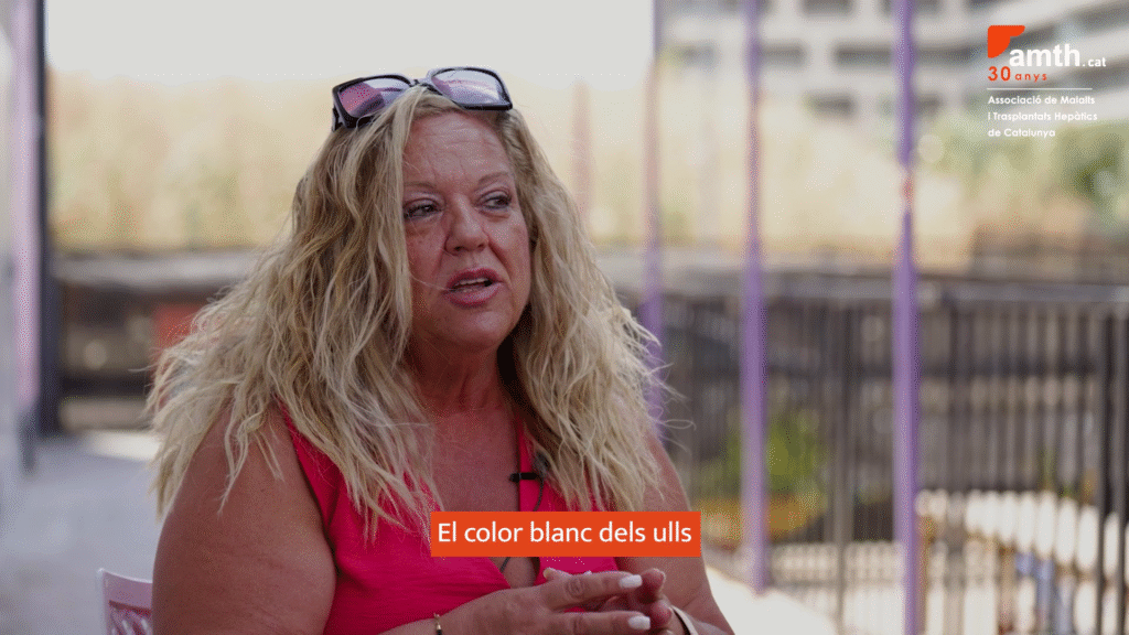 Mujer con cabello rizado y rubio hablando sobre el trasplante hepático infantil