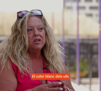 Mujer con cabello rizado y rubio hablando sobre el trasplante hepático infantil